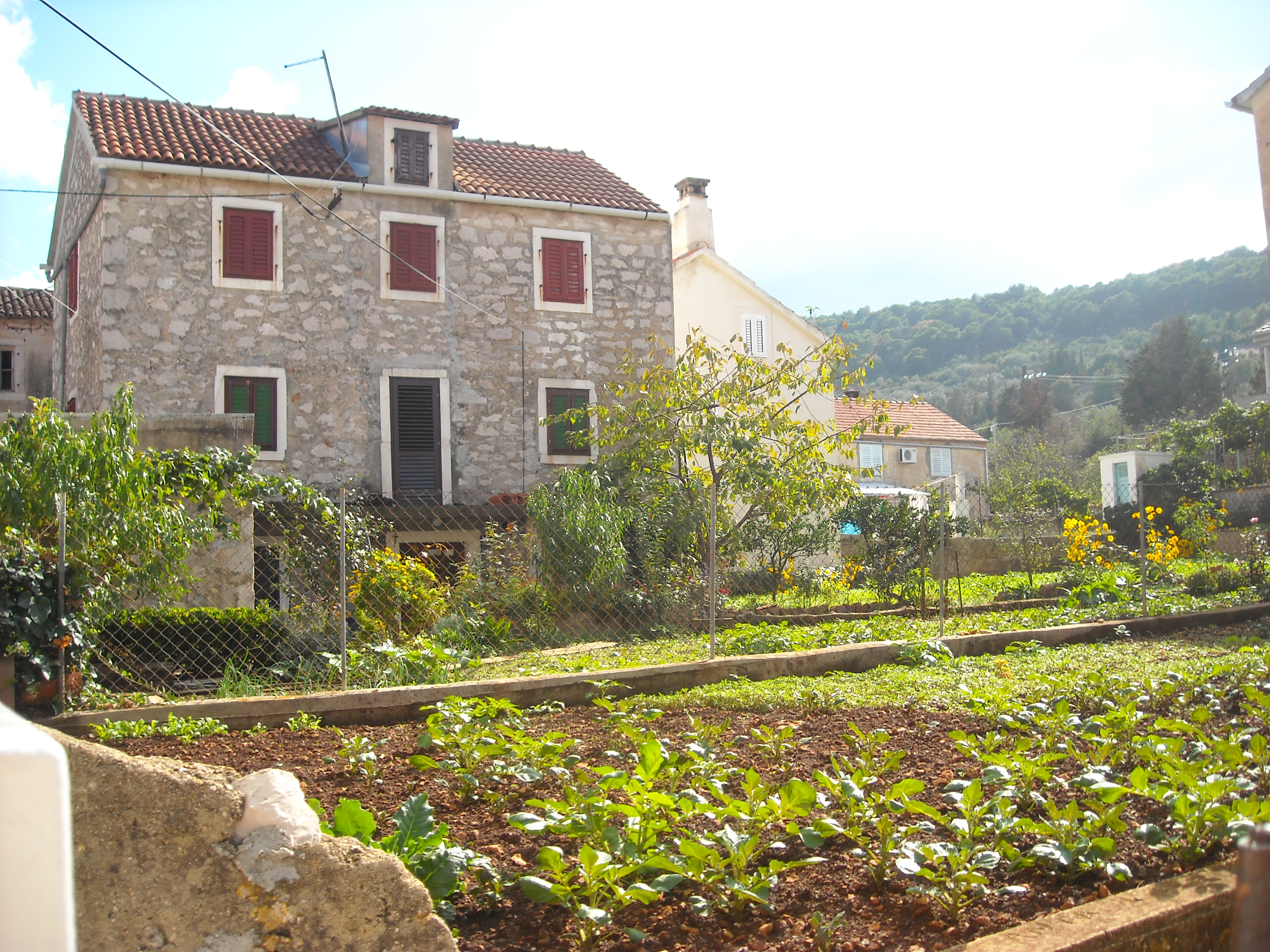 (An old stone house in the town of Veli Iz.)